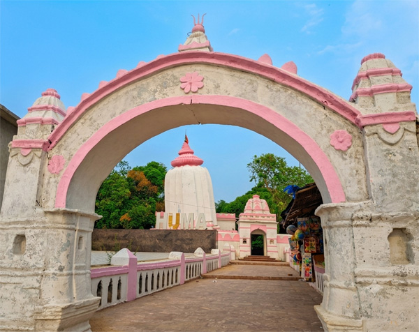 Leaning Huma mandir